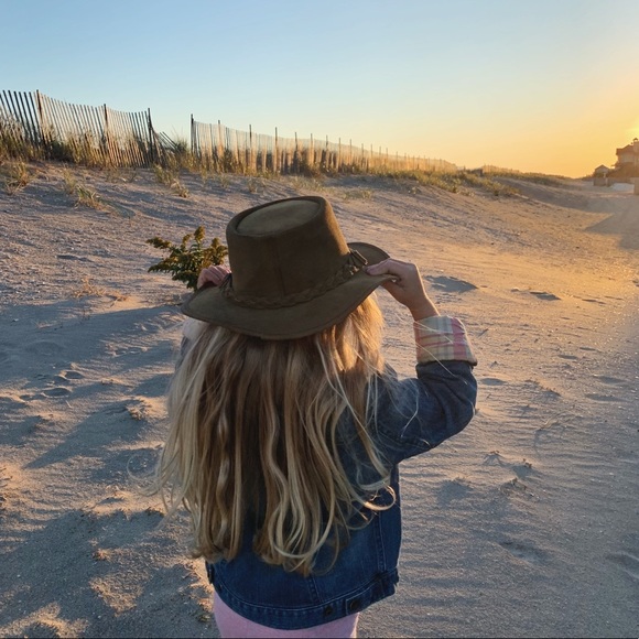 ✨MEET YOUR POSHER, J✨ - Picture 2 of 4